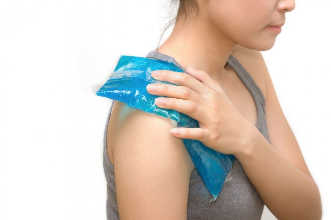 Apply a compress to the shoulder with osteoarthritis to get rid of the pain