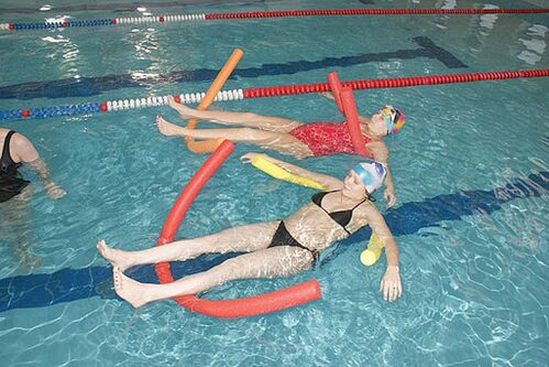 It is necessary to visit the pool for back pain caused by thoracic osteochondrosis